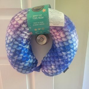 Memory foam neck pillows